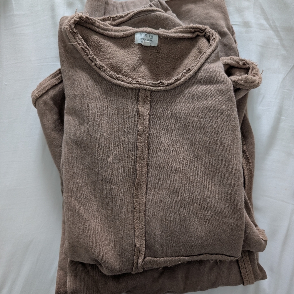 Simple Folk Sweatshirt & Sweatpants - Picture 3 of 6